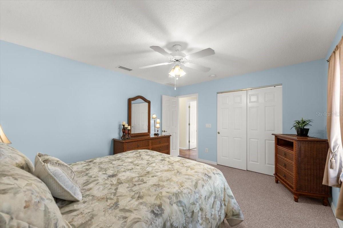 17 LAKESIDE PL E