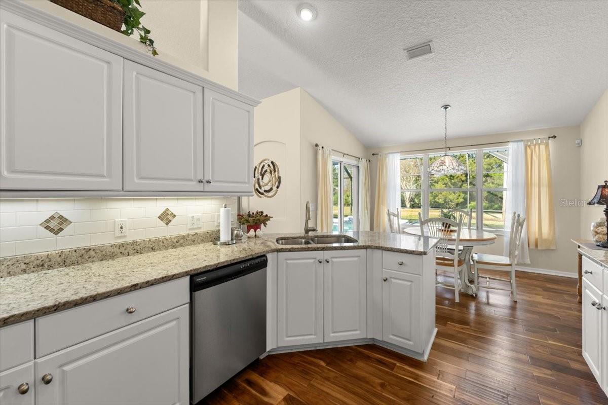 17 LAKESIDE PL E