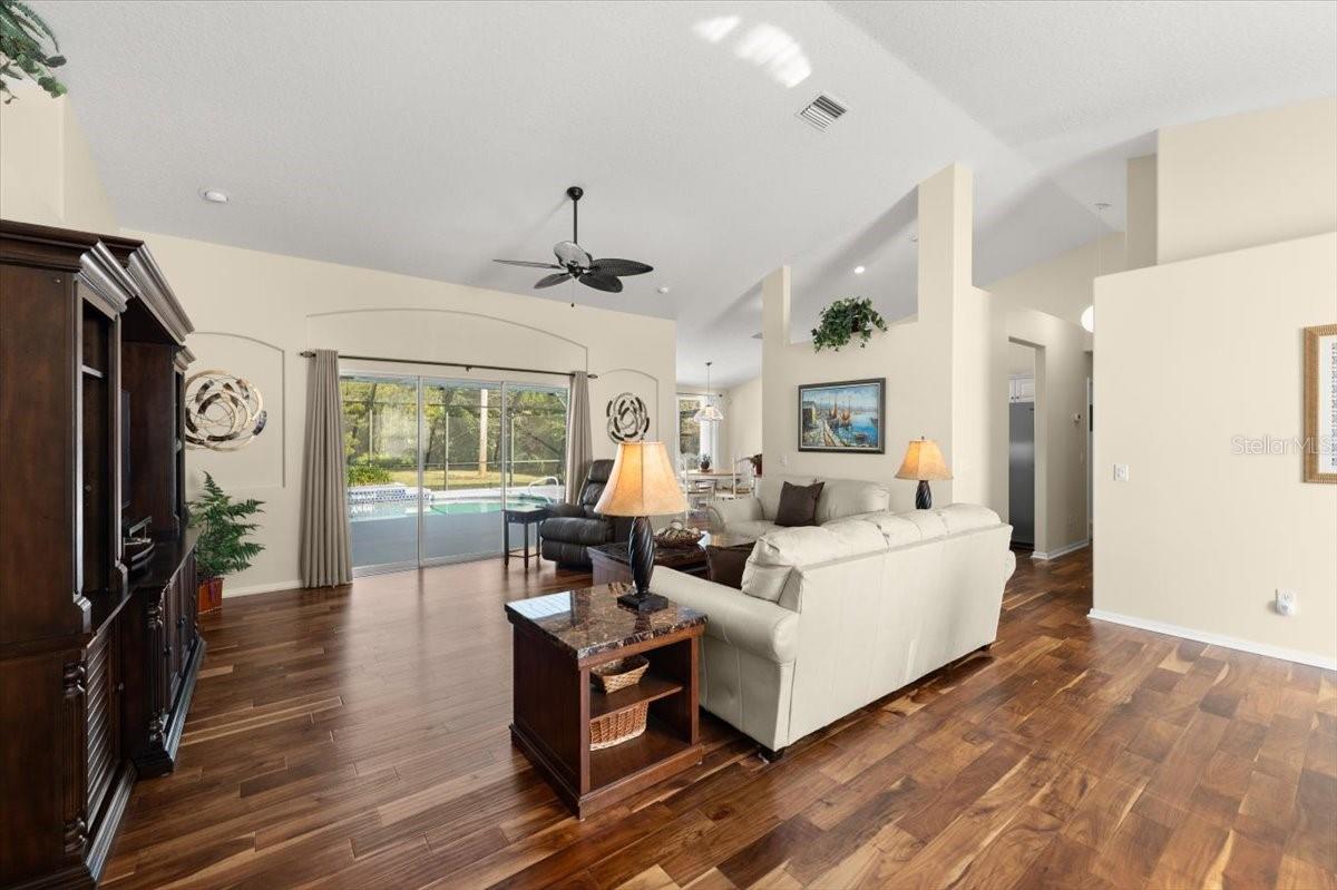 17 LAKESIDE PL E