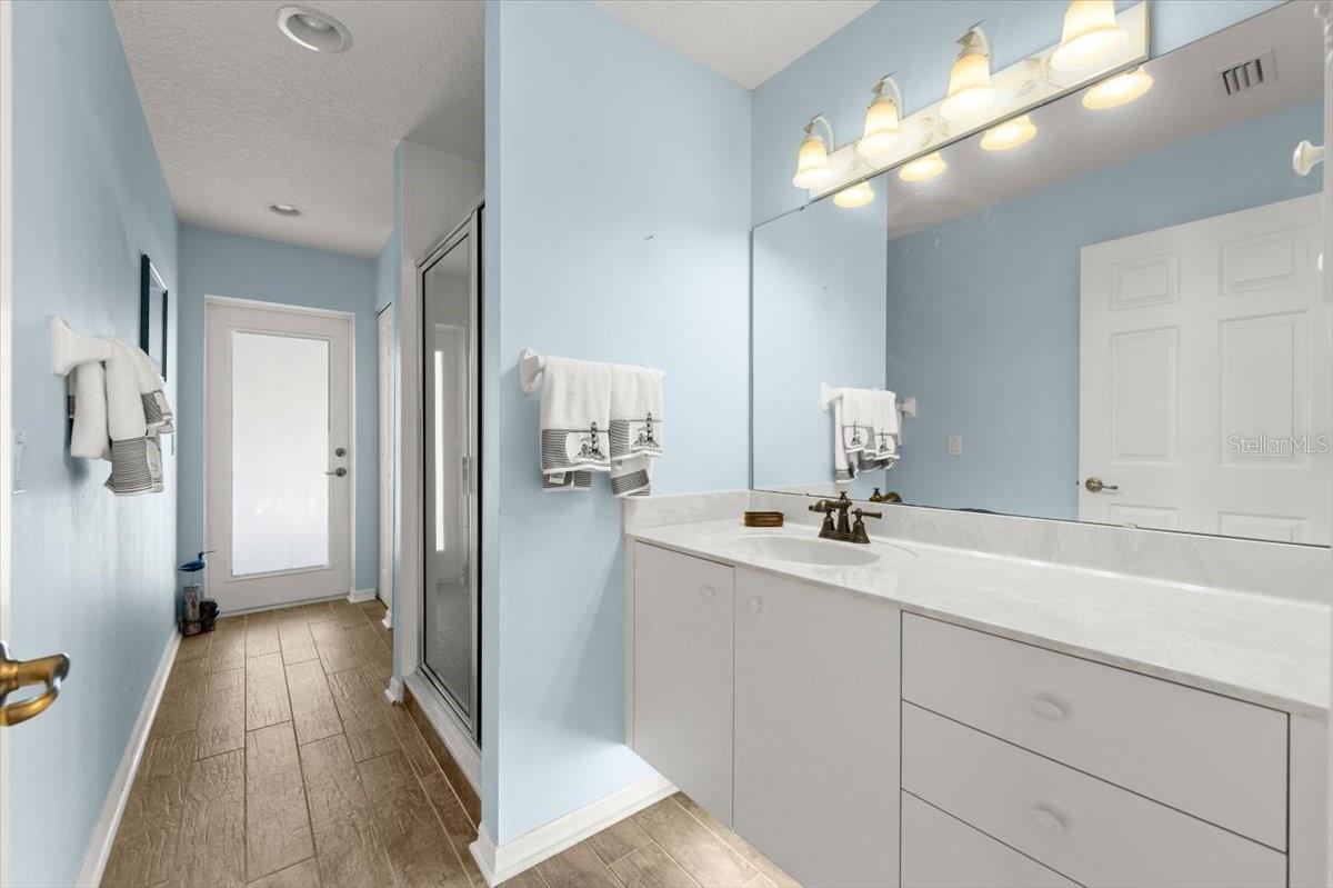17 LAKESIDE PL E