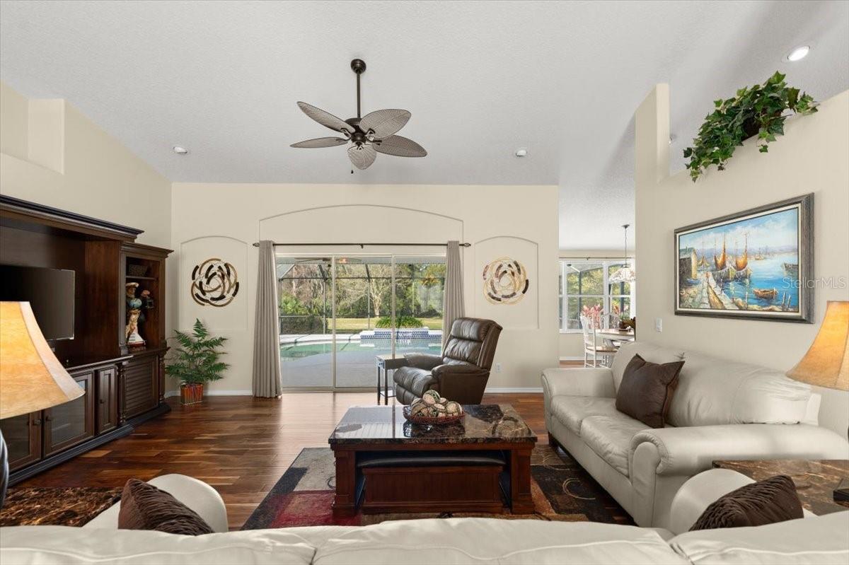 17 LAKESIDE PL E
