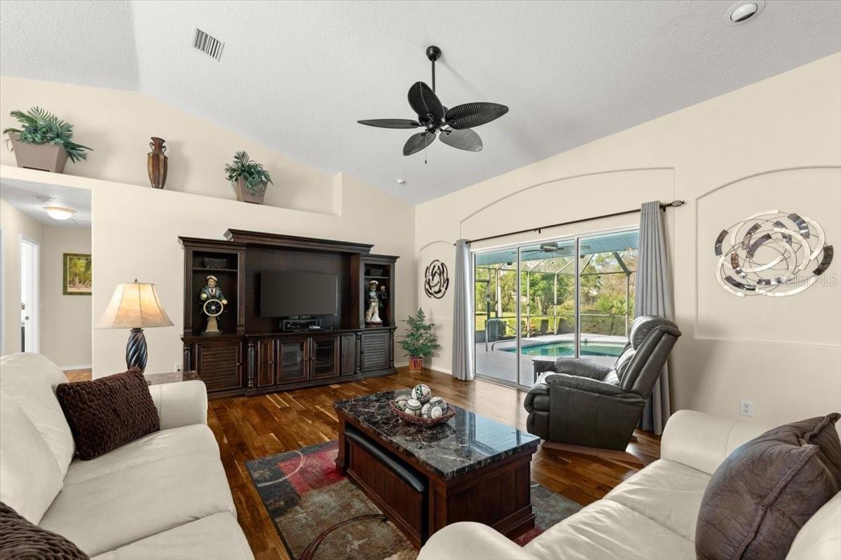 17 LAKESIDE PL E