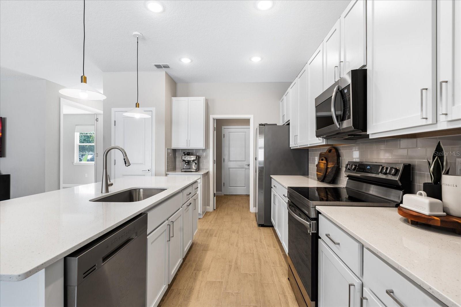 4 ZAUNSTOWN PL