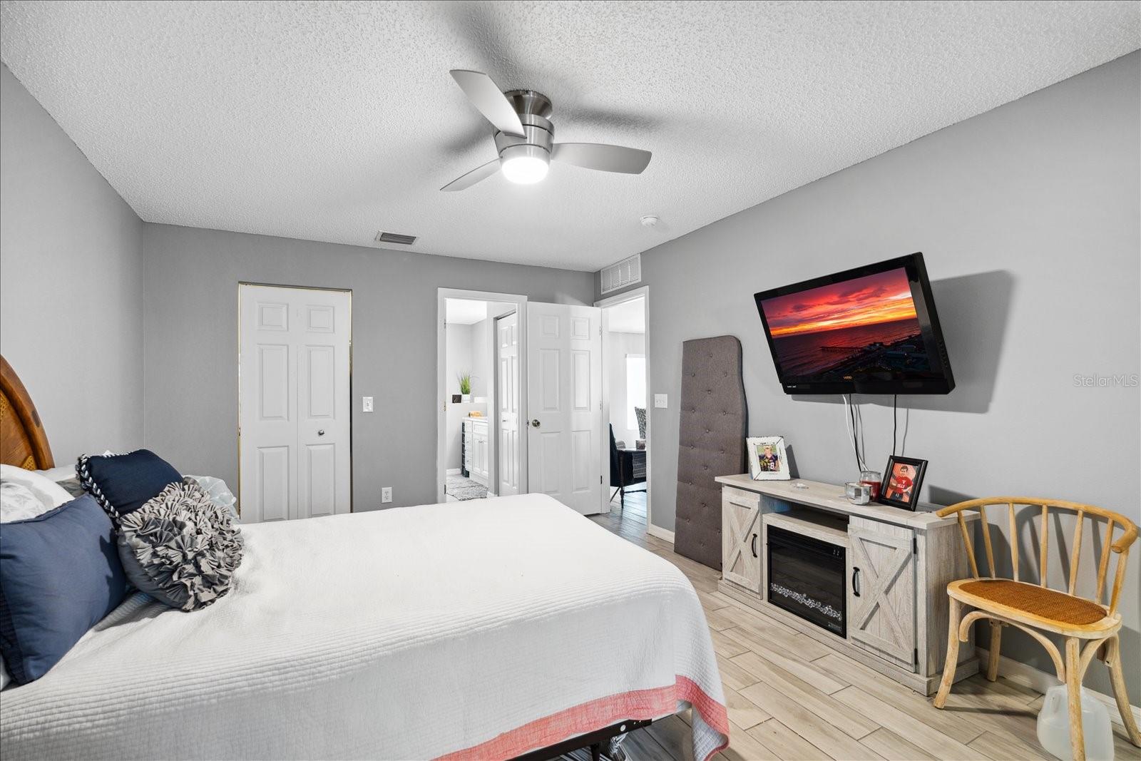 32 WOODSIDE DR