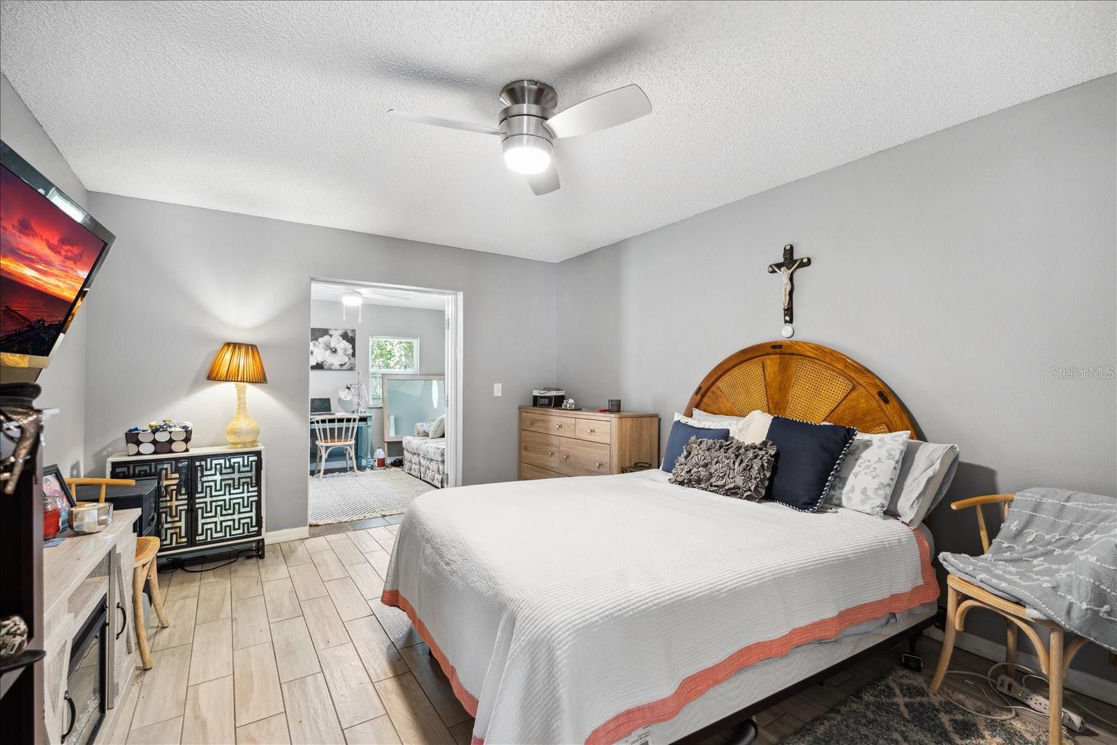 32 WOODSIDE DR