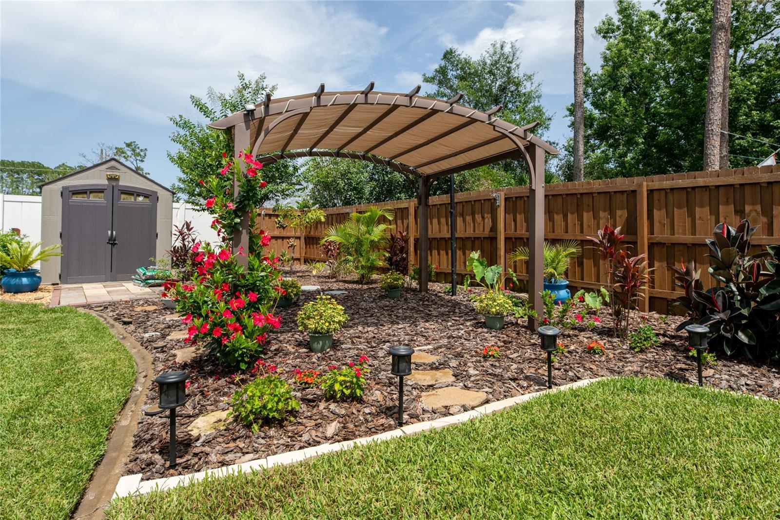 23 FOXHALL LN