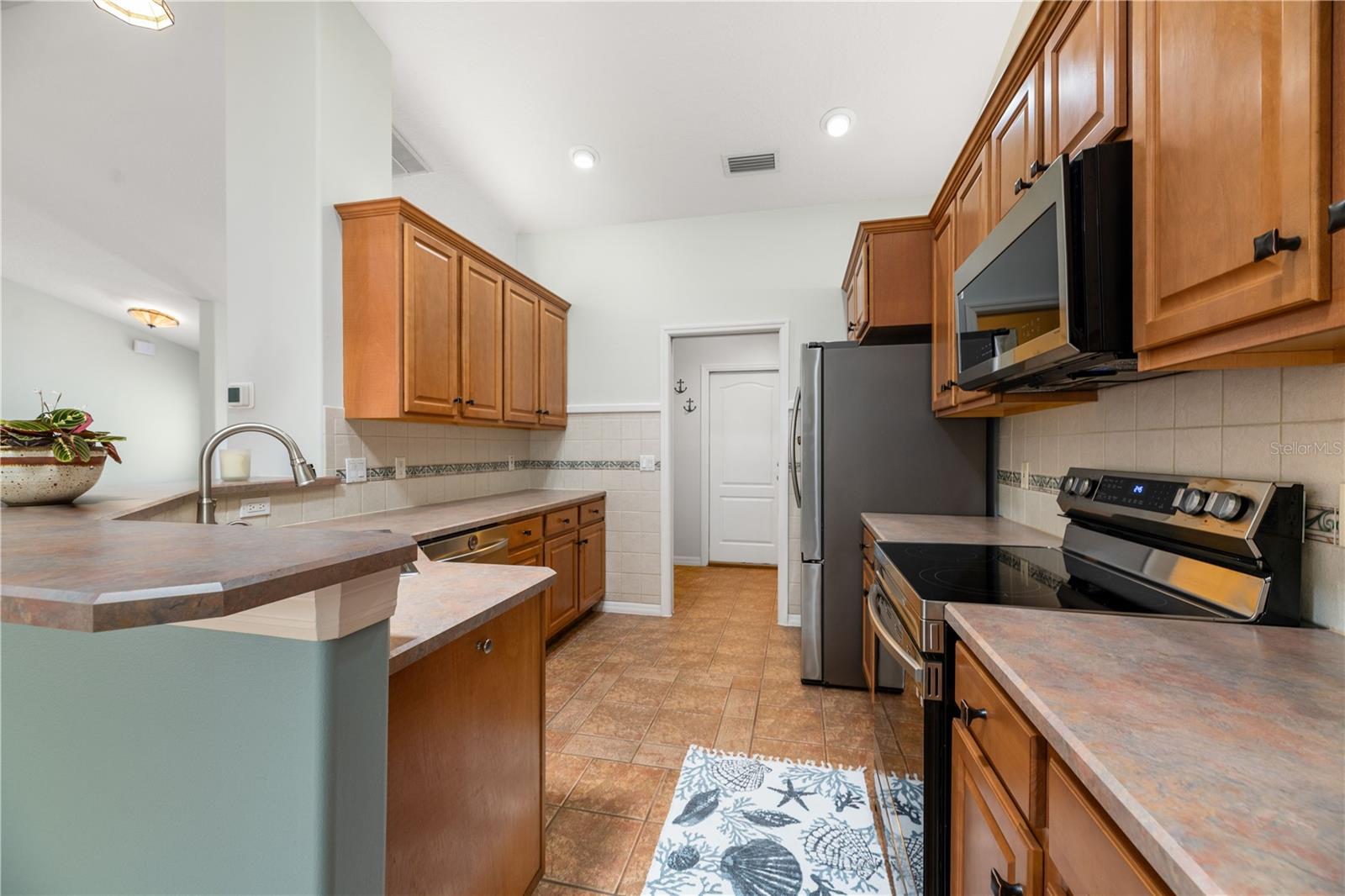 23 FOXHALL LN