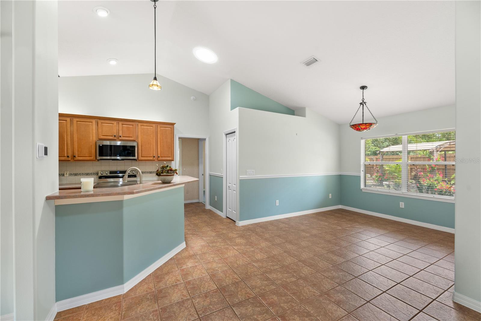23 FOXHALL LN
