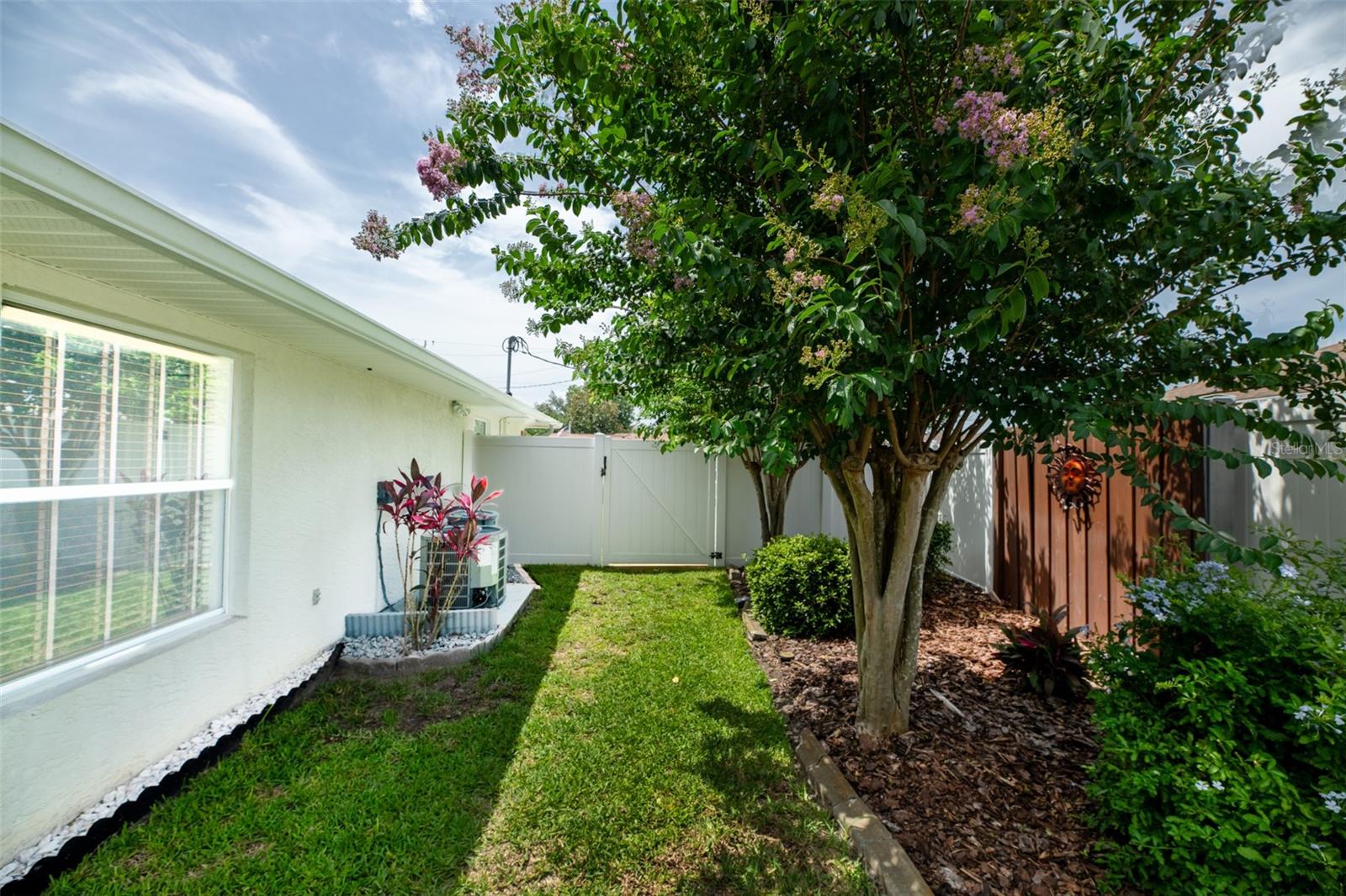 23 FOXHALL LN