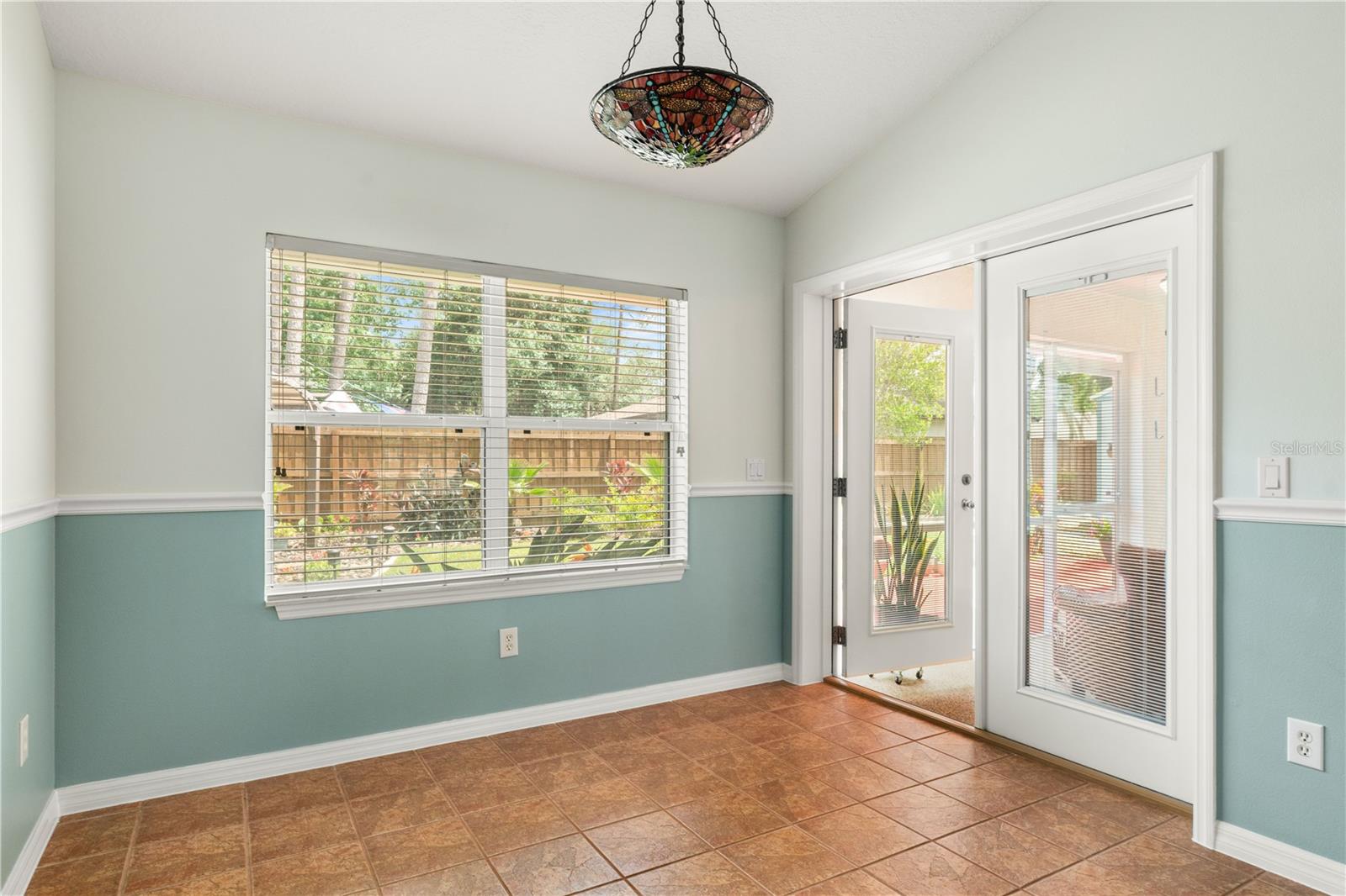 23 FOXHALL LN