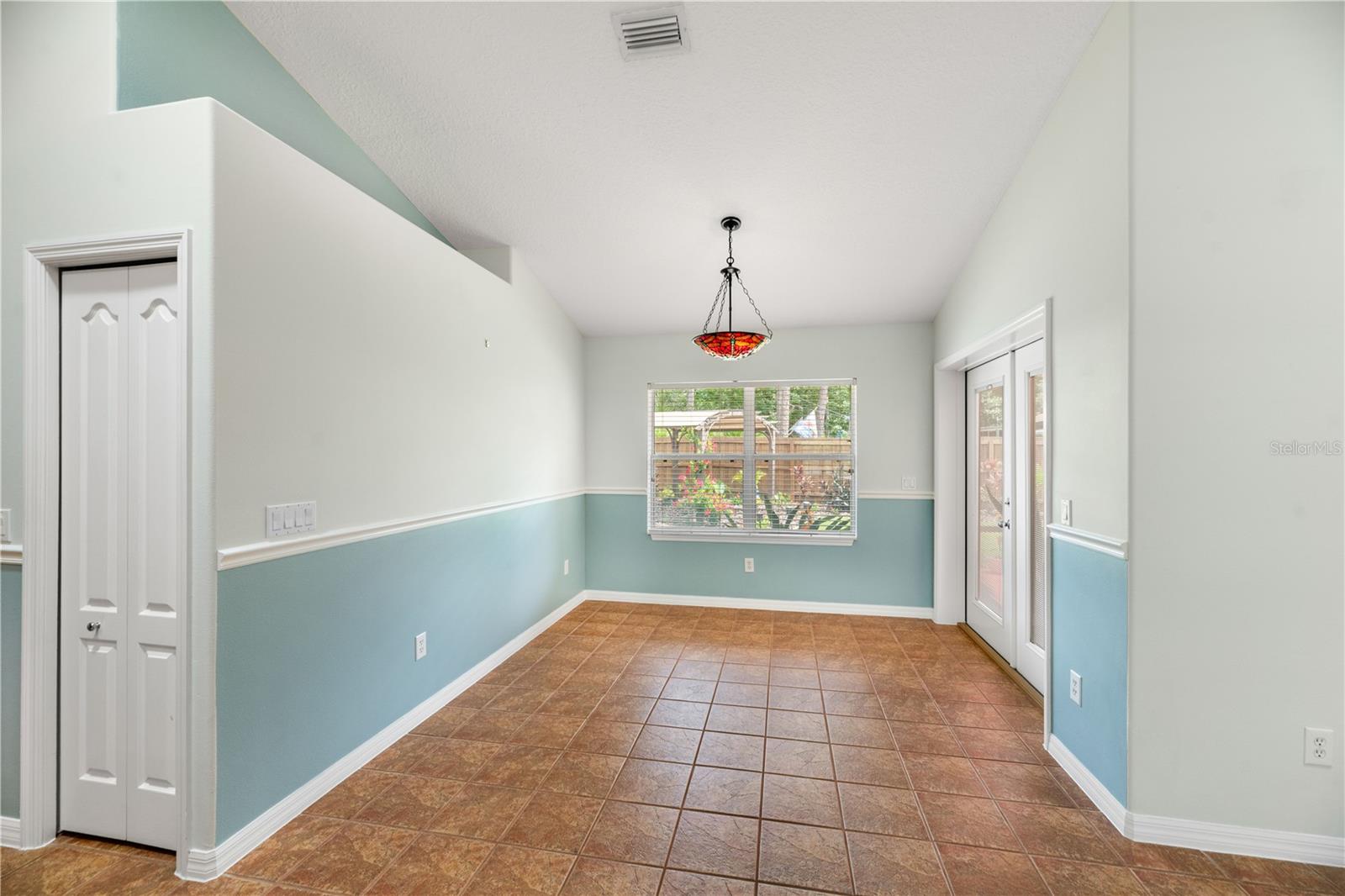 23 FOXHALL LN