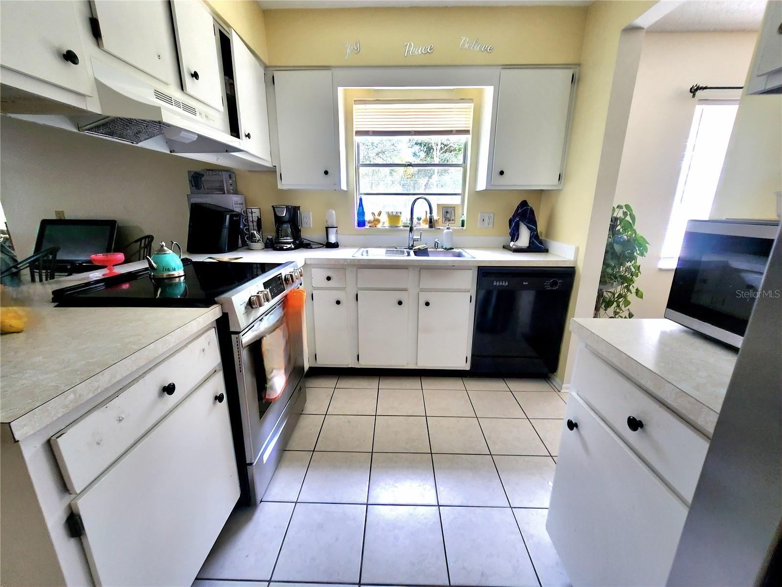 1561 COPPERFIELD AVE