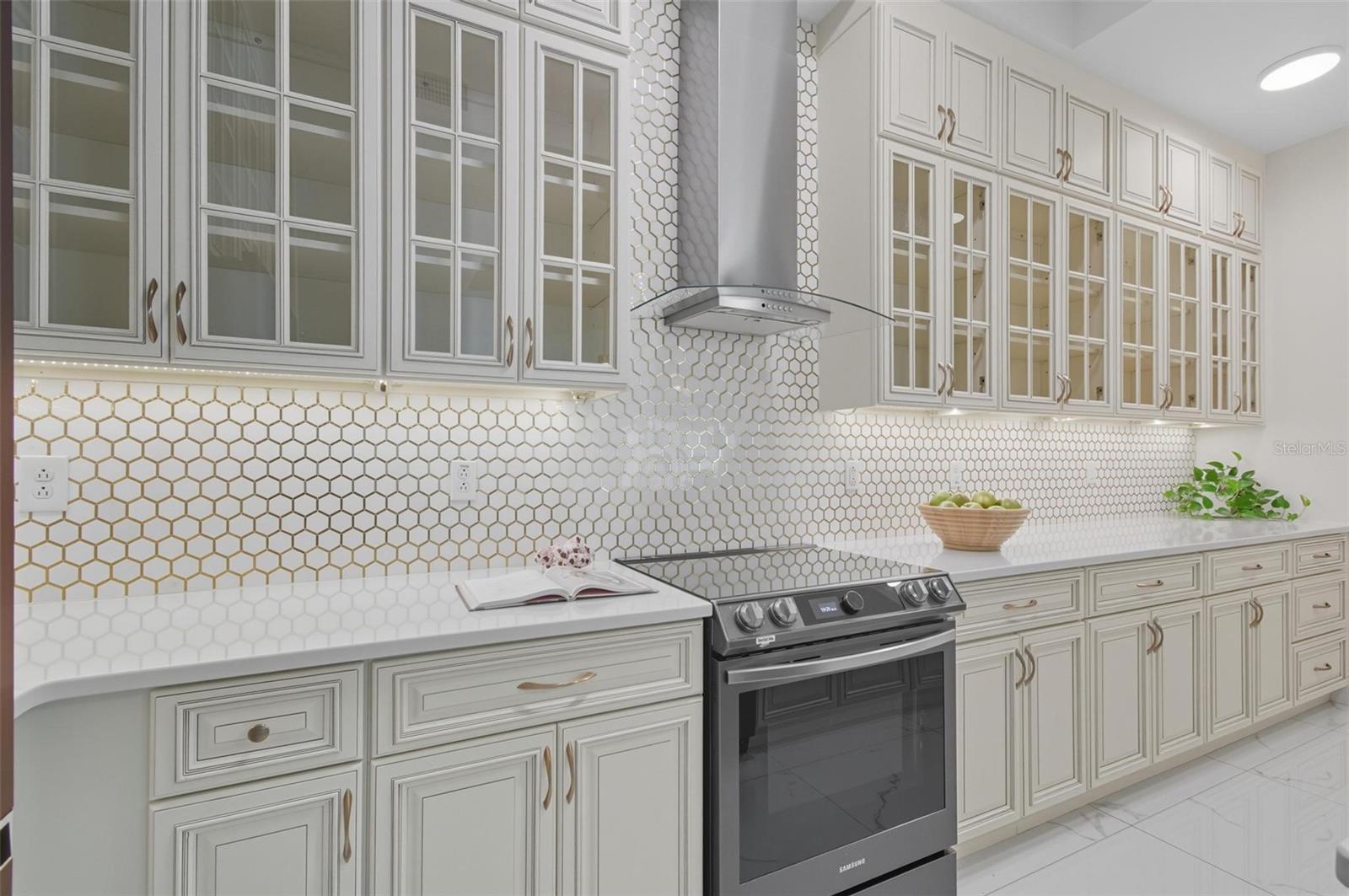 200 OCEAN CREST DR #1111