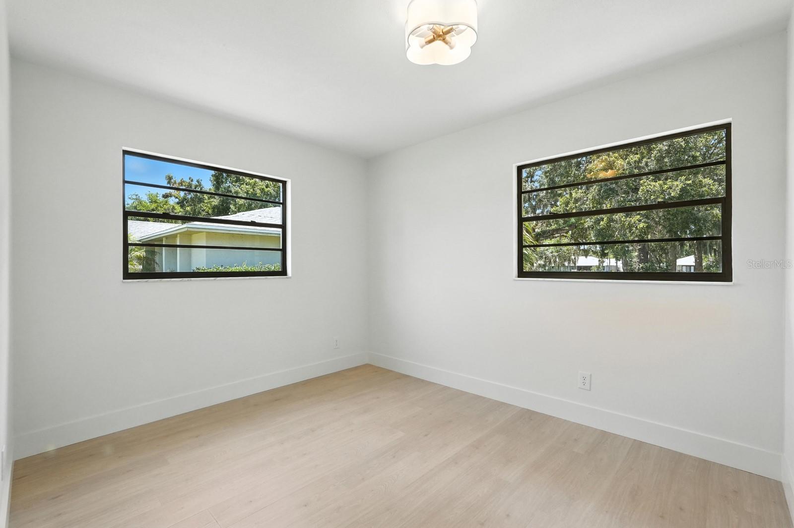 43 COURTNEY PL