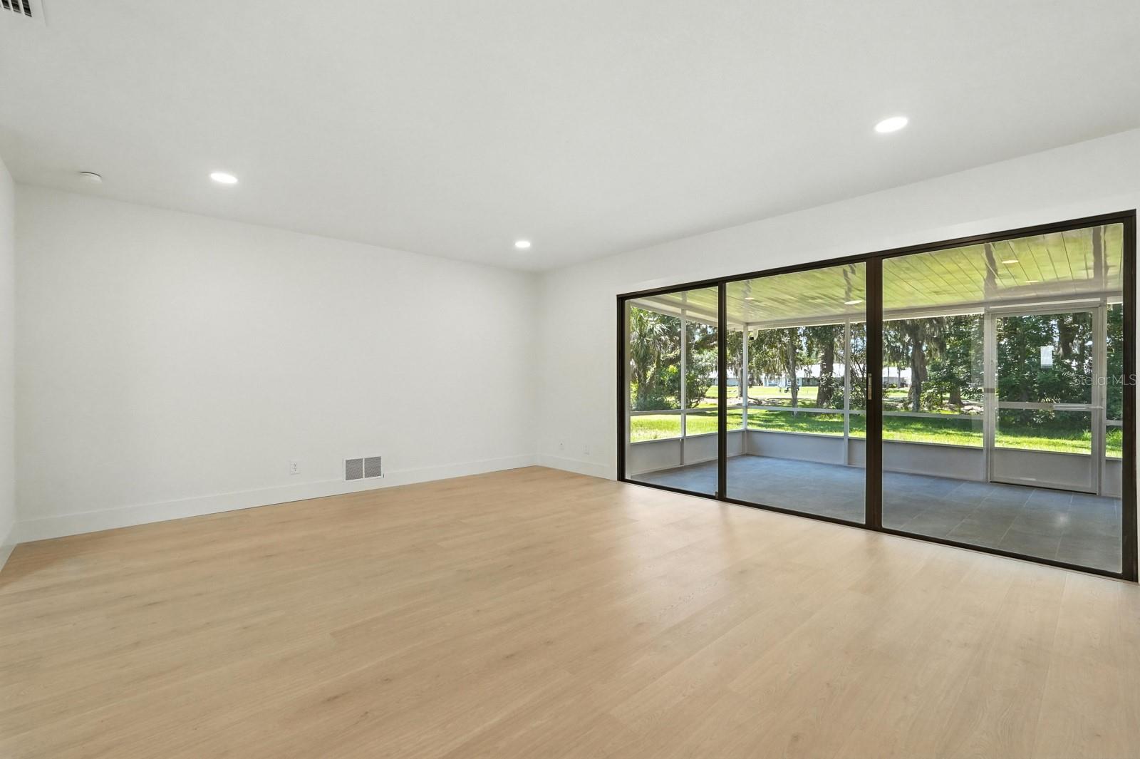 43 COURTNEY PL