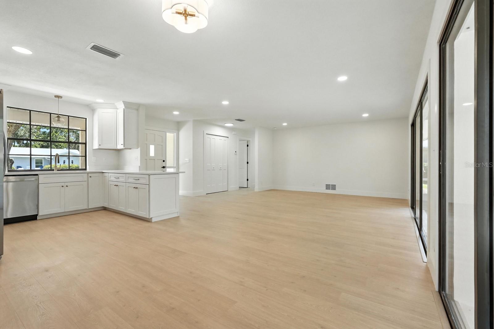 43 COURTNEY PL