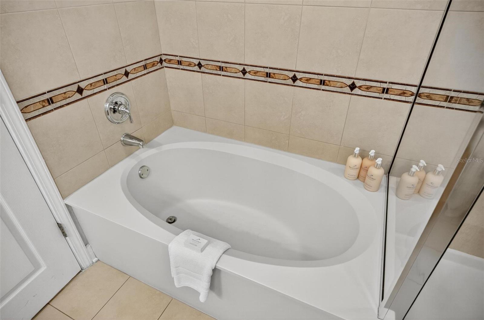 200 OCEAN CREST DR #606