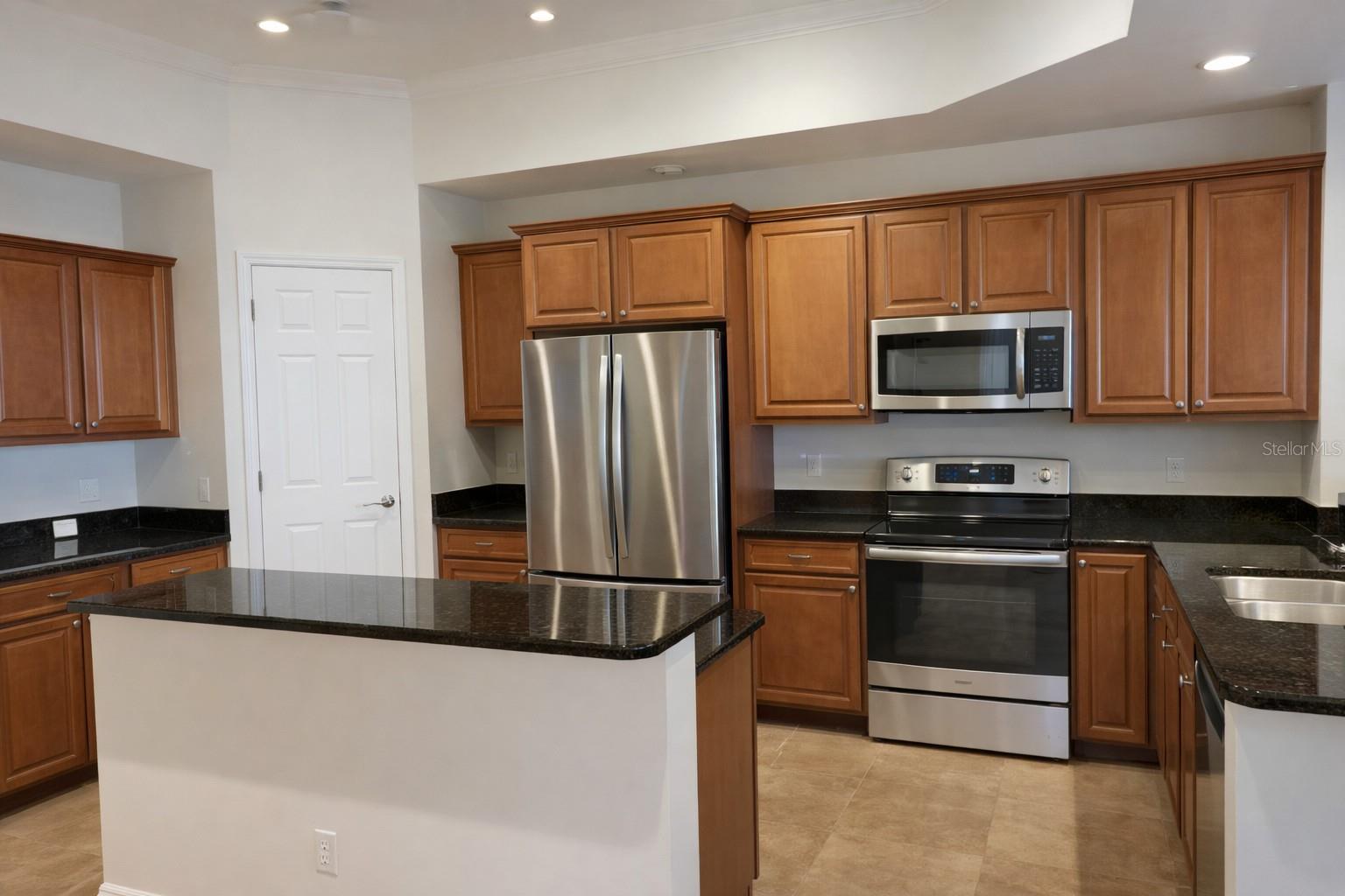 7804 LAKE VISTA CT #404