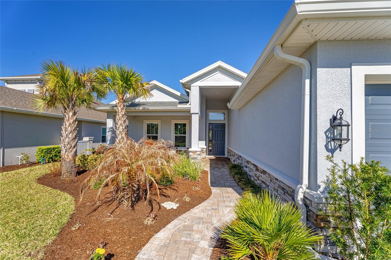 8 N LAKEWALK DR