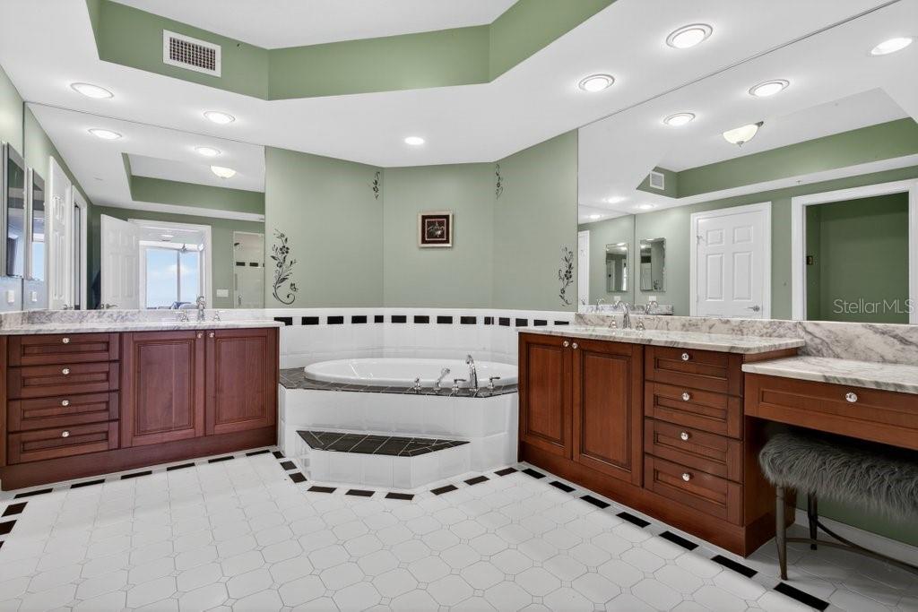 19 AVENUE DE LA MER #804