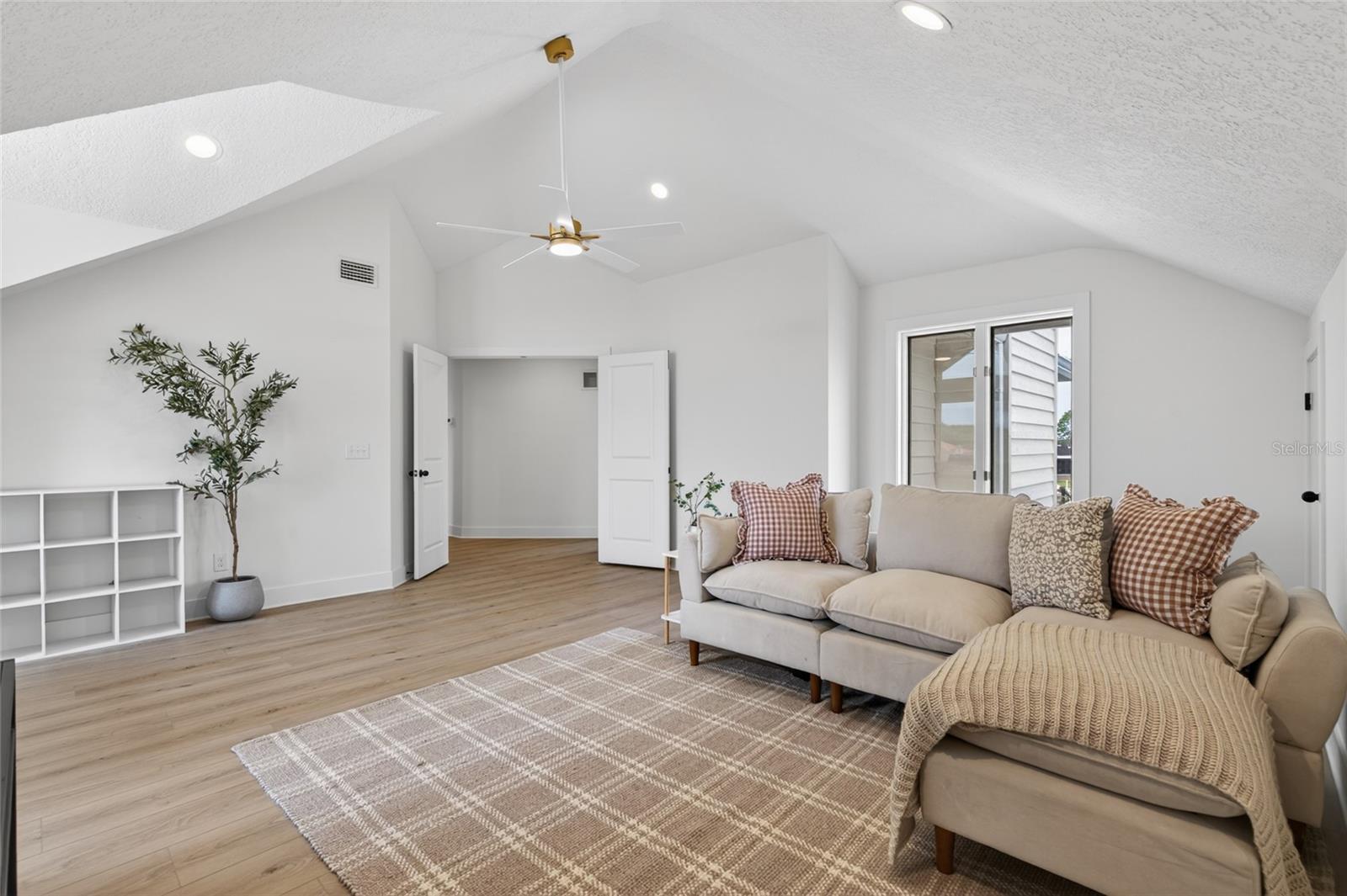 7 CHINOOK CT