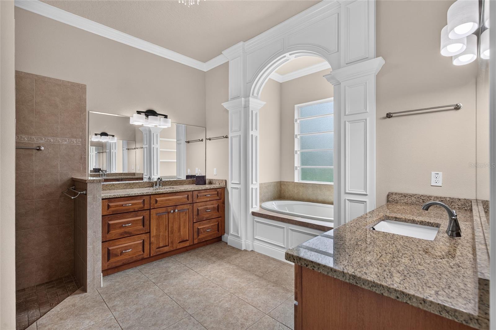 6 SCARLET OAK CIR