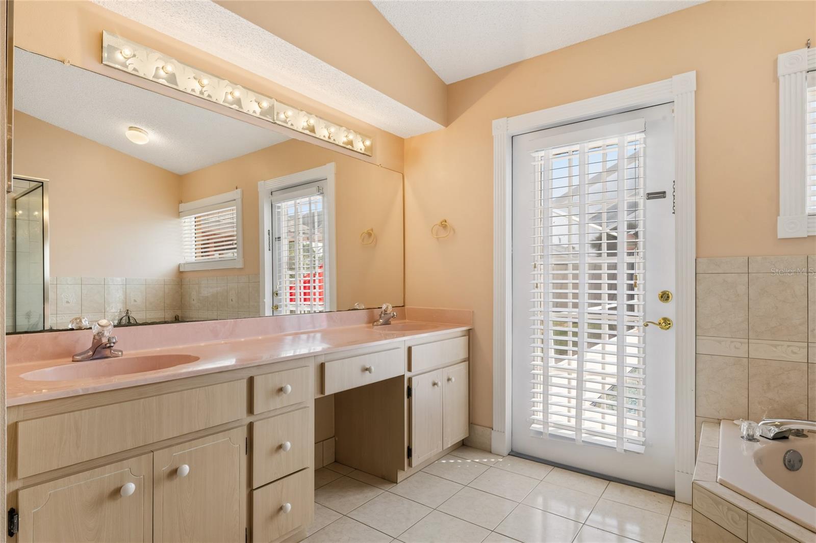 38 WESTMOUNT LN