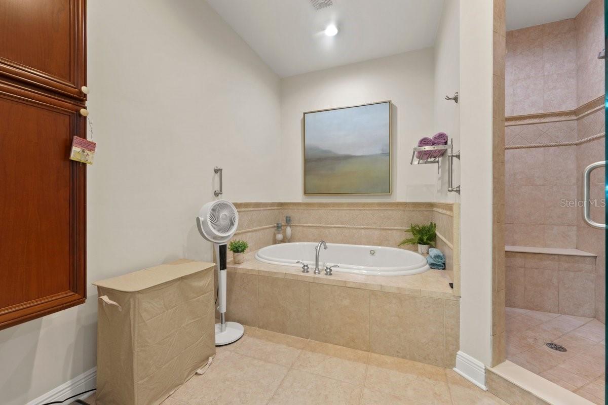 114 CLUB HOUSE DR #305