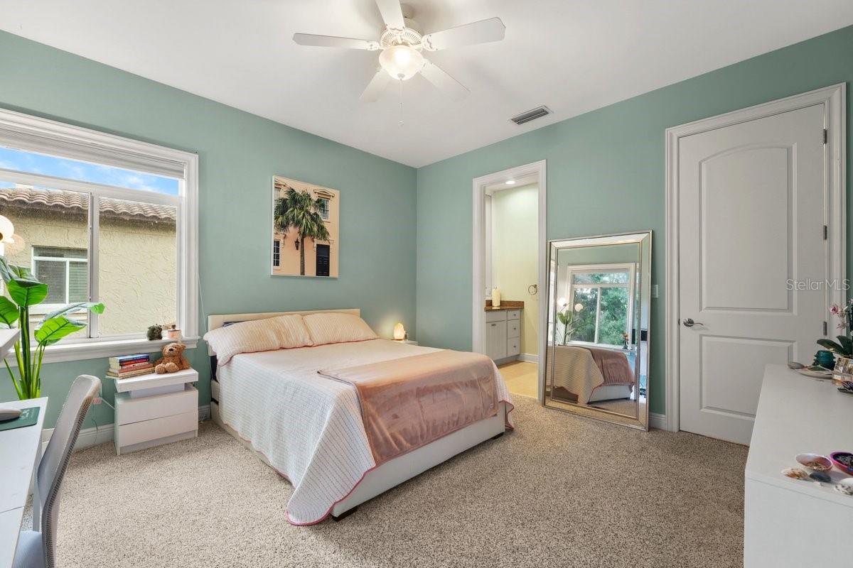 114 CLUB HOUSE DR #305