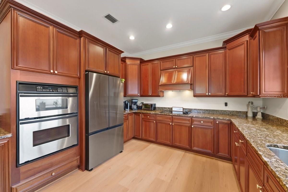 114 CLUB HOUSE DR #305