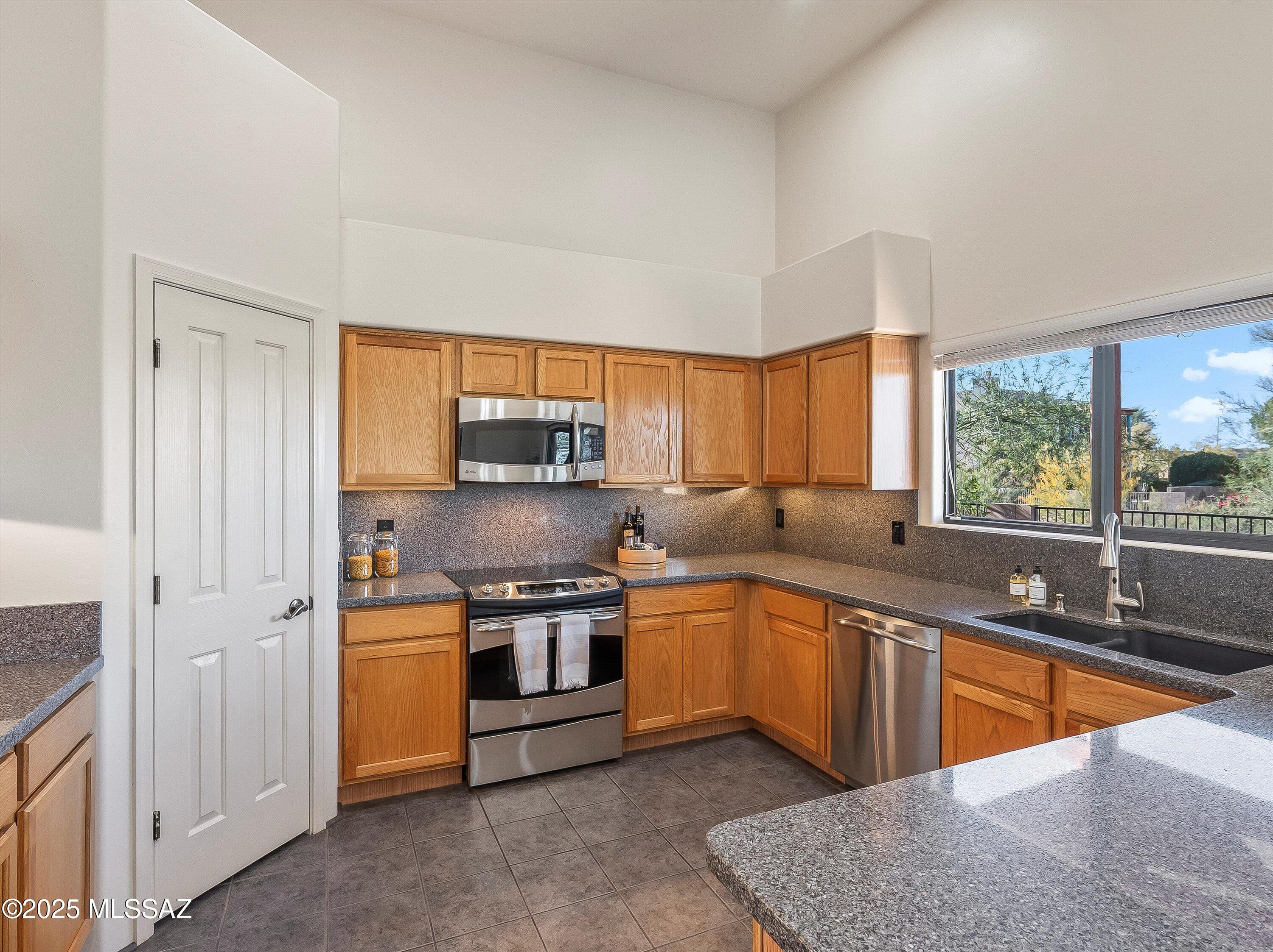 112 S Happy Valley Saddle Drive