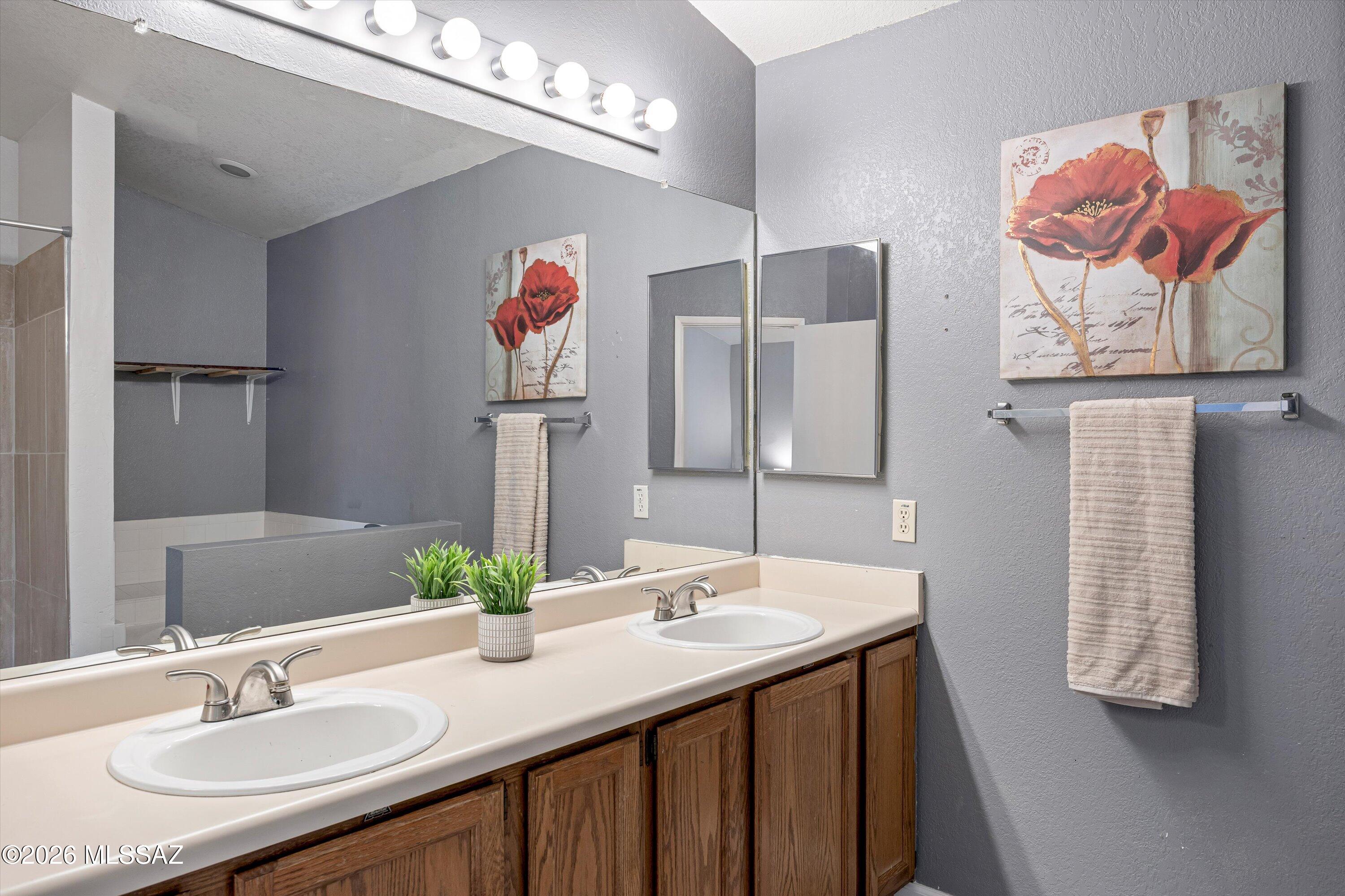 2565 W Brogan Street