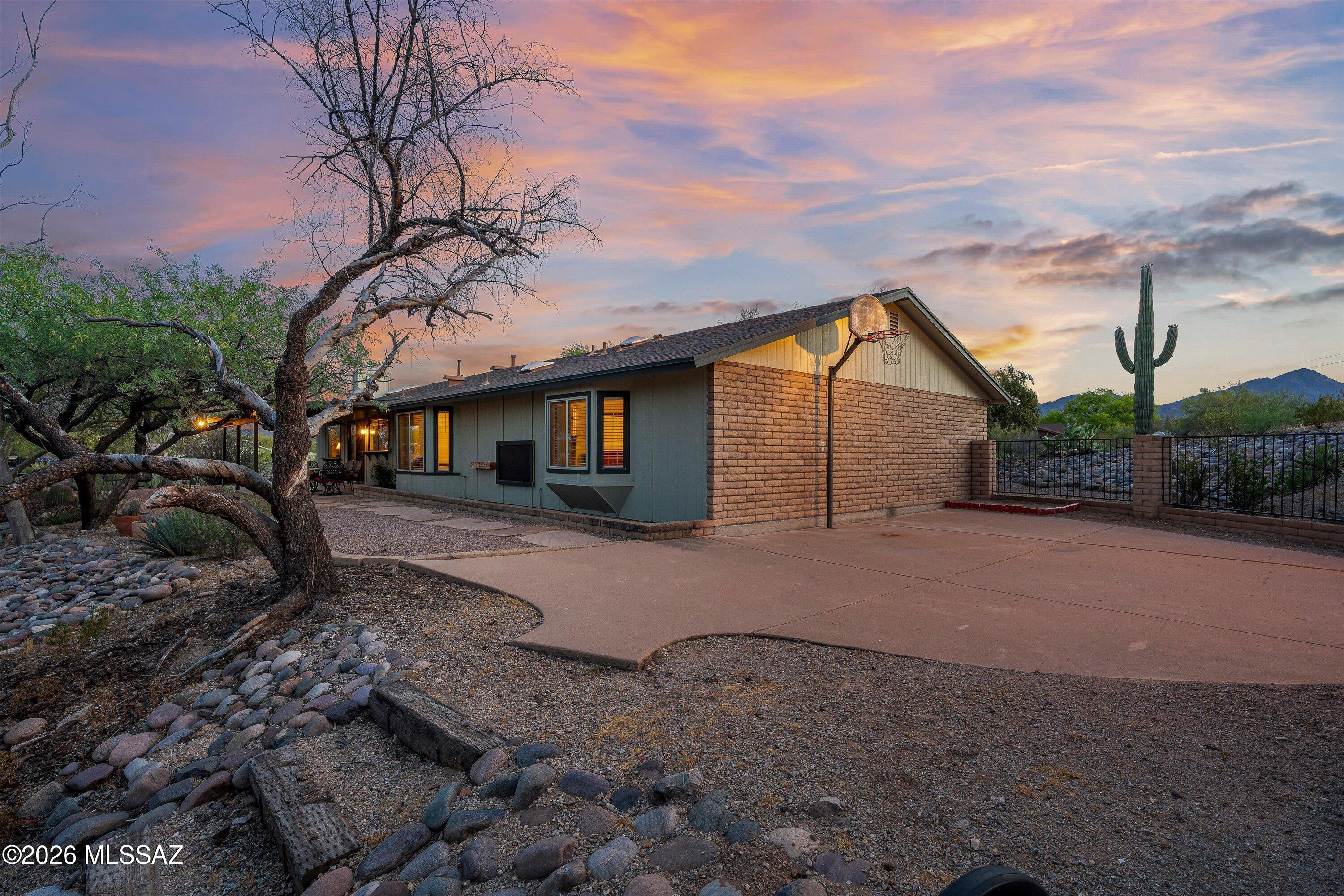5230 N Avenida Largo