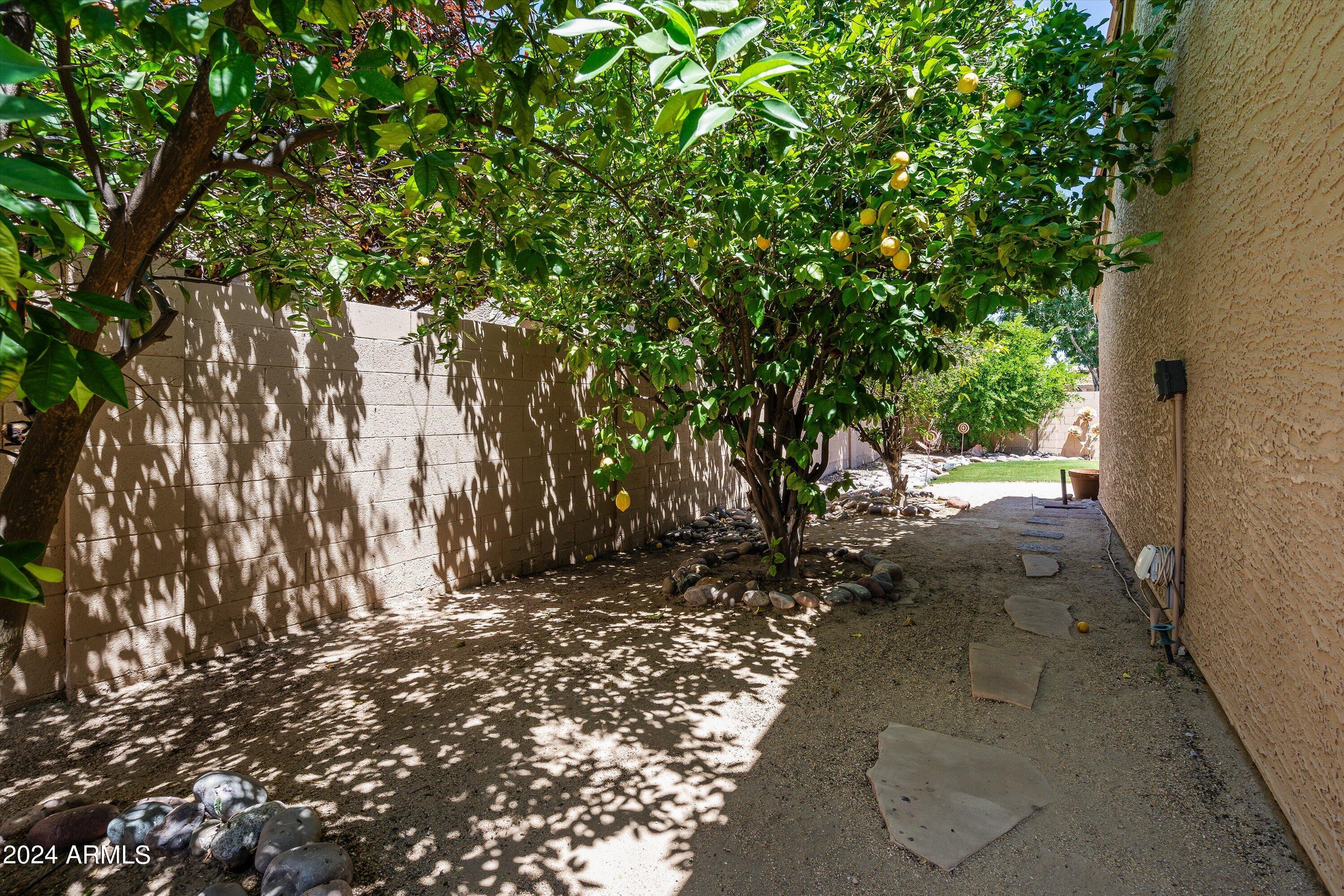 945 N PASADENA Street, 41