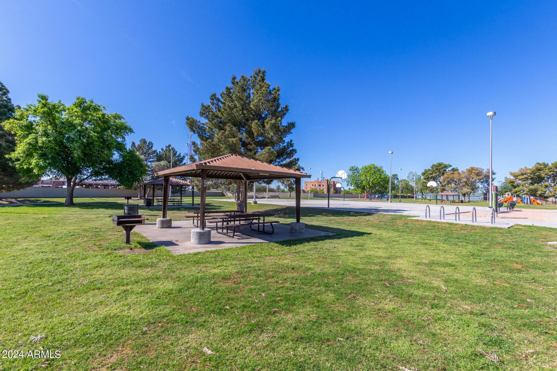 945 N PASADENA Street, 41