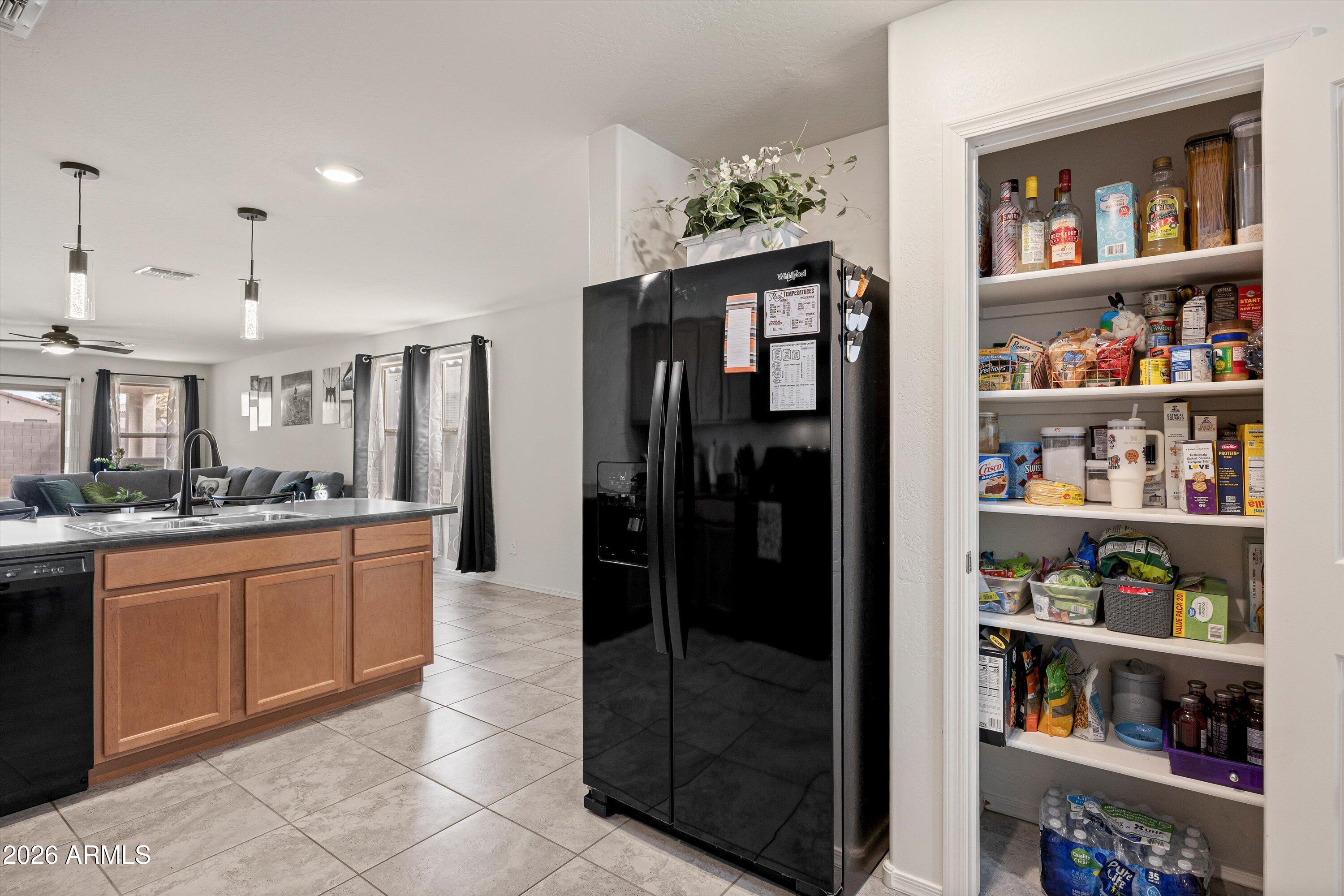 1442 W PINKLEY Avenue