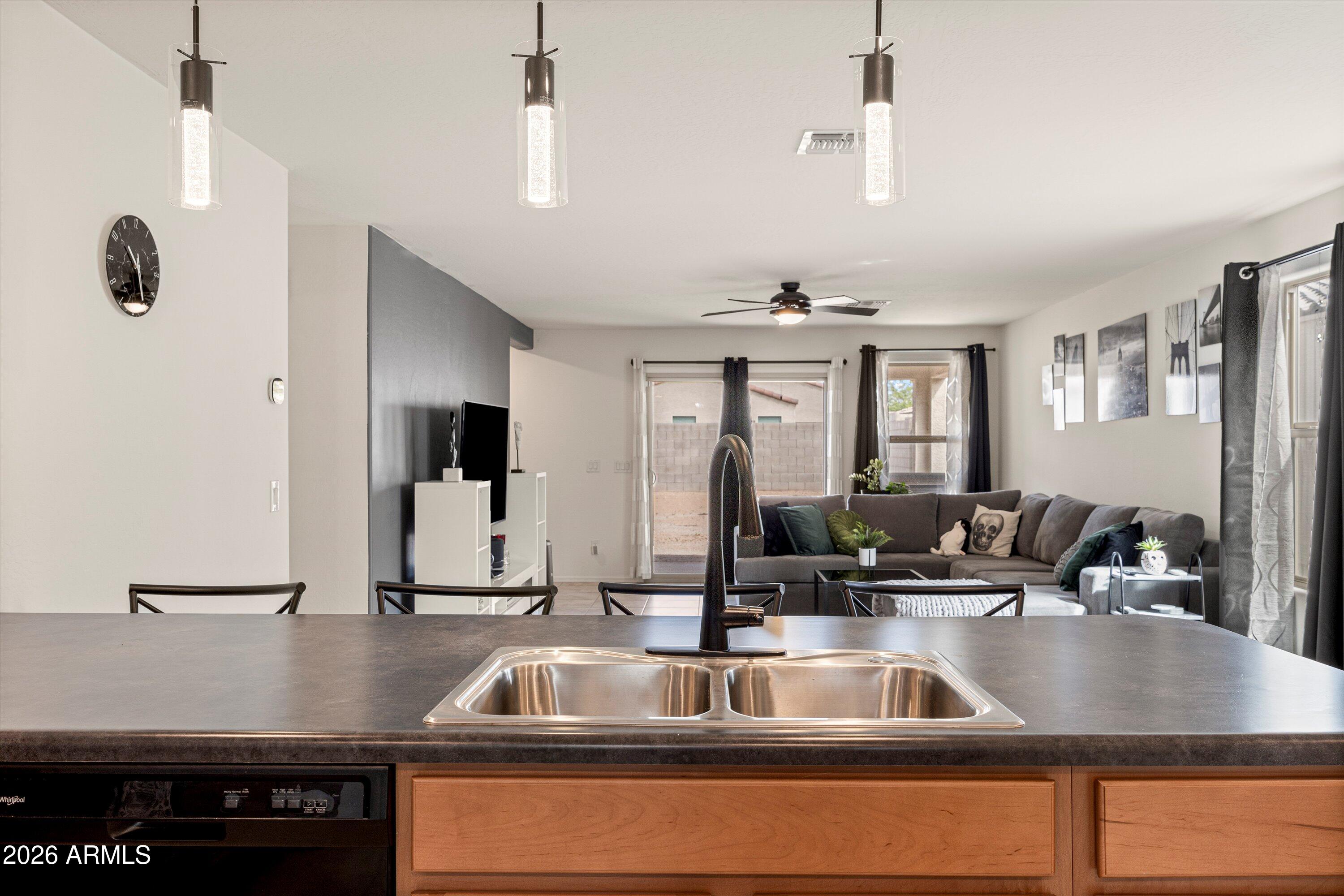 1442 W PINKLEY Avenue