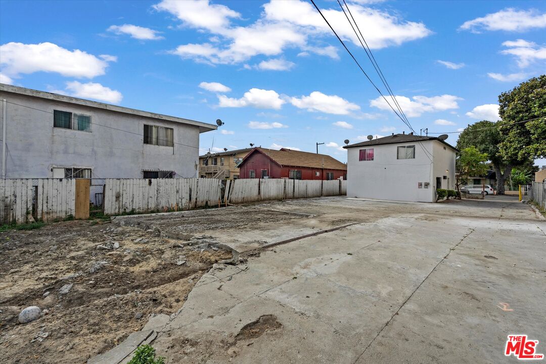 633 W 75th St