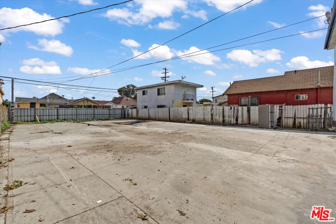 633 W 75th St