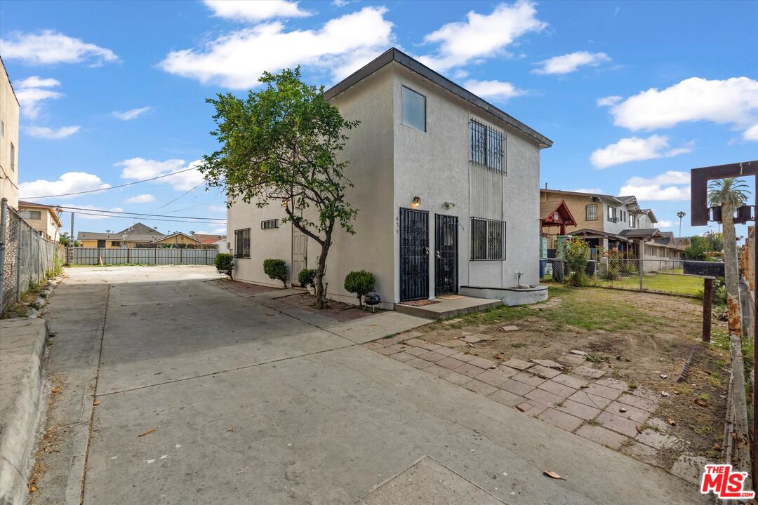 633 W 75th St