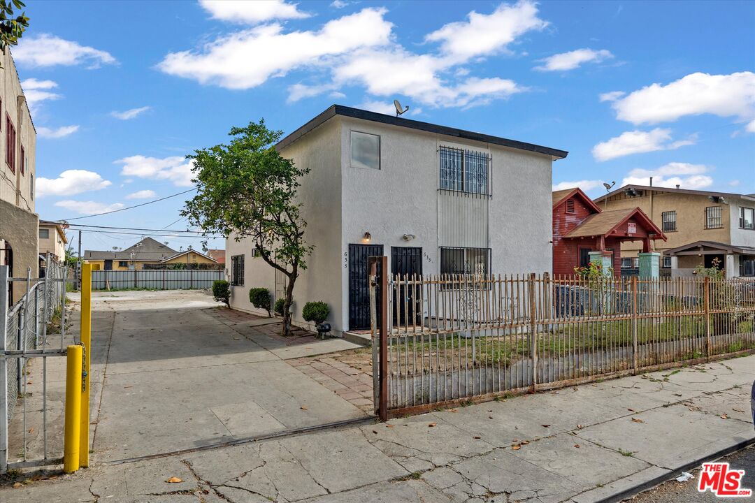 633 W 75th St