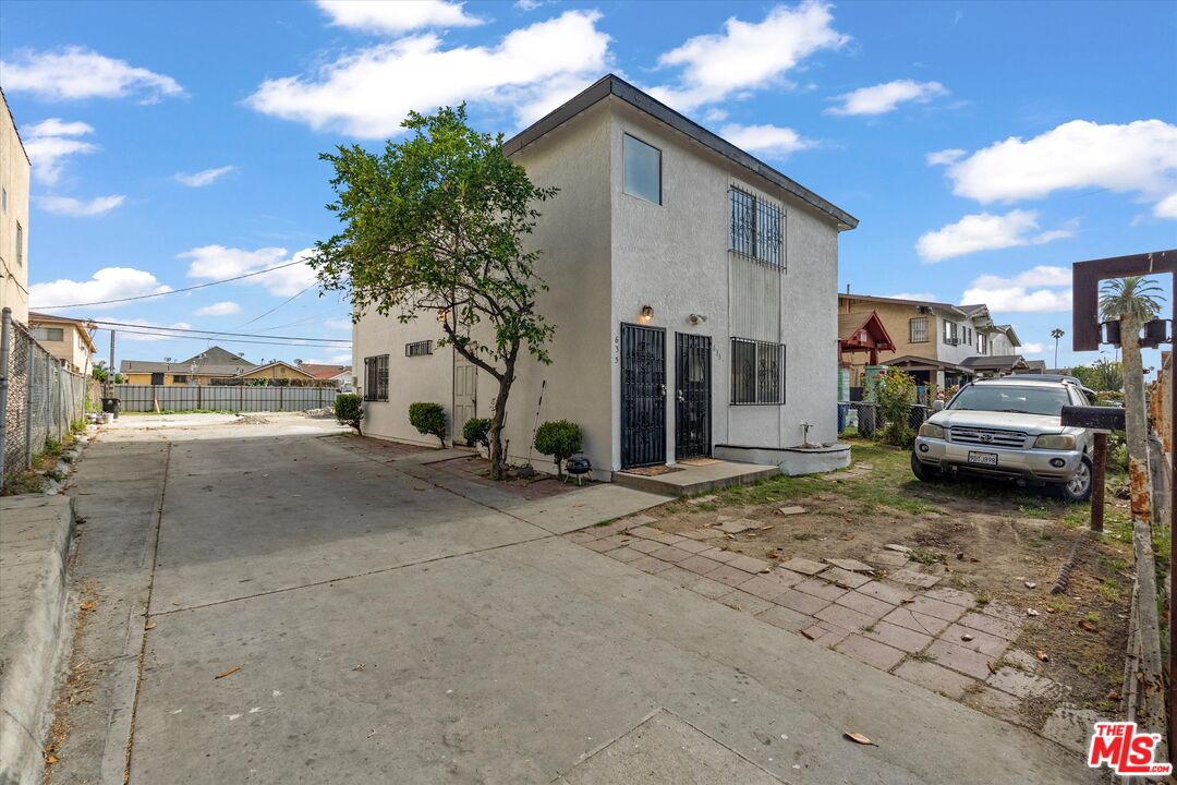 633 W 75th St