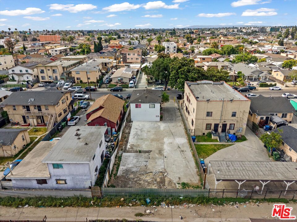 633 W 75th St