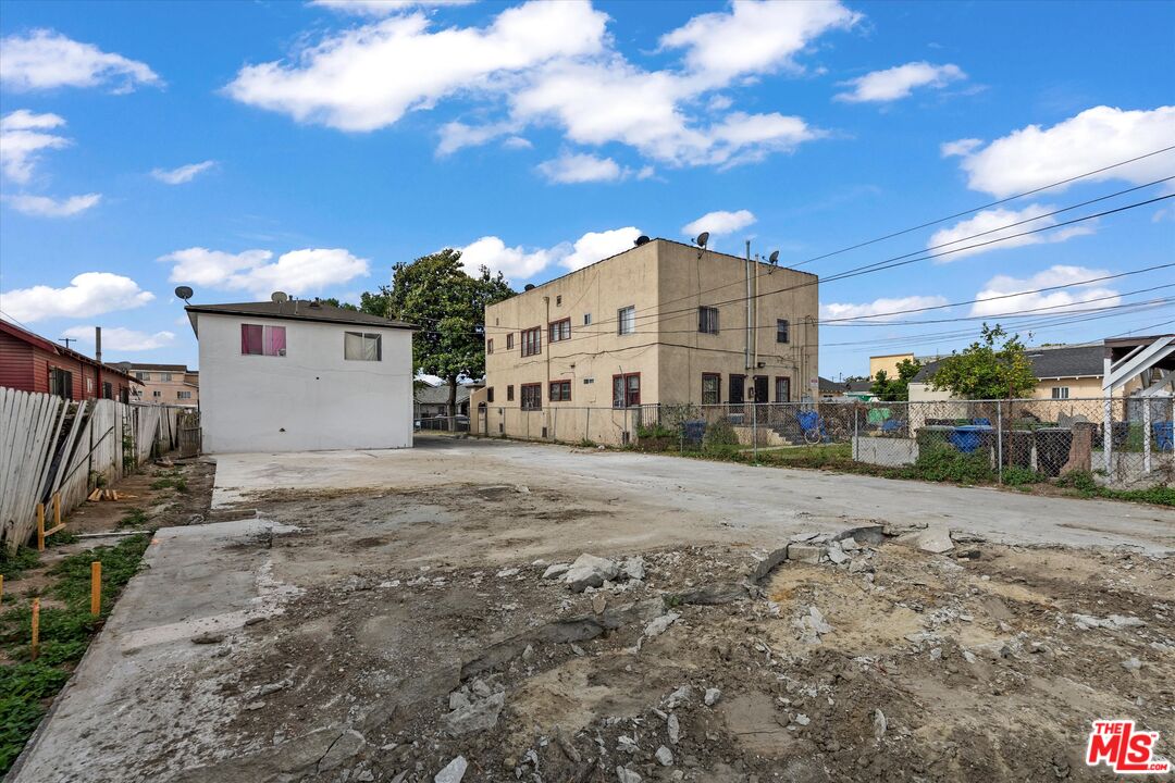 633 W 75th St
