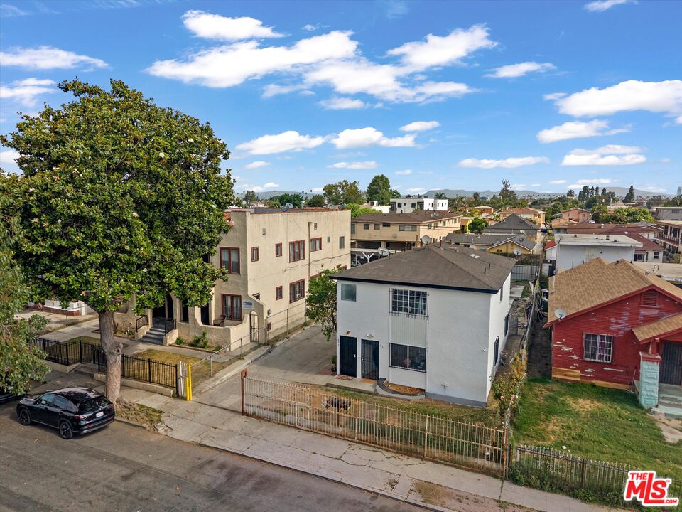 633 W 75th St