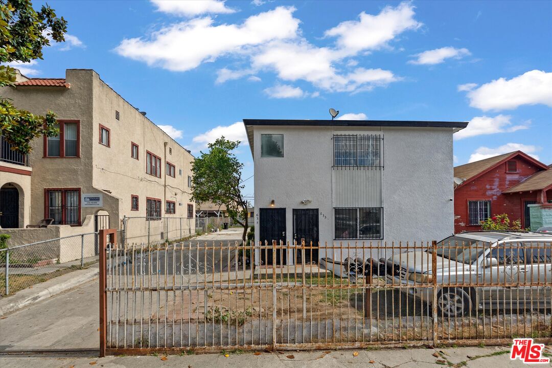 633 W 75th St