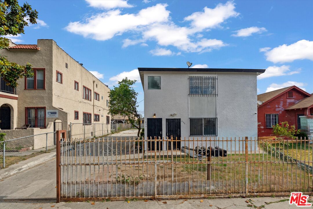 633 W 75th St