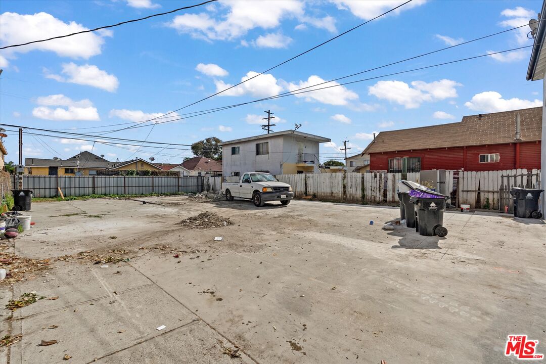 633 W 75th St