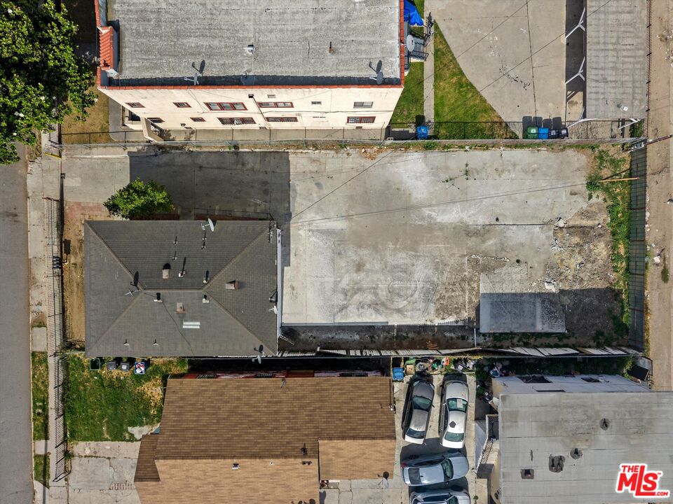 633 W 75th St