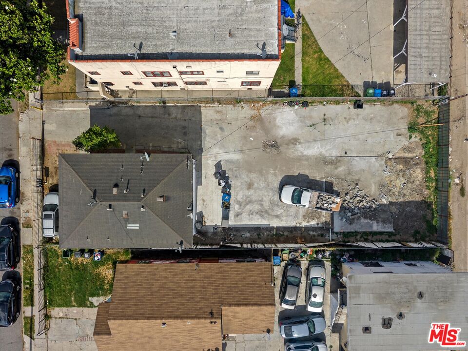 633 W 75th St